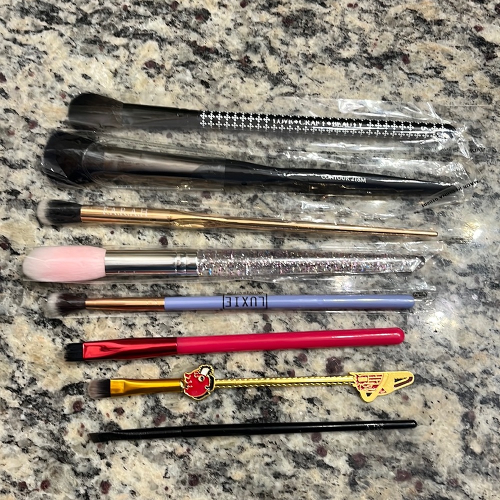 NWT- Make-Up Brush Bundle